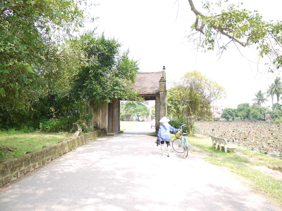 ドンラム村の入口。村は溜池と塀で囲まれており、人々は門からのみ出入りできる。