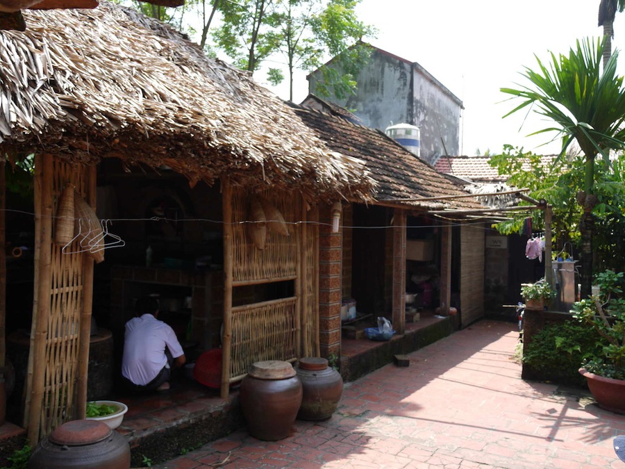 復元された、草葺きの水回り