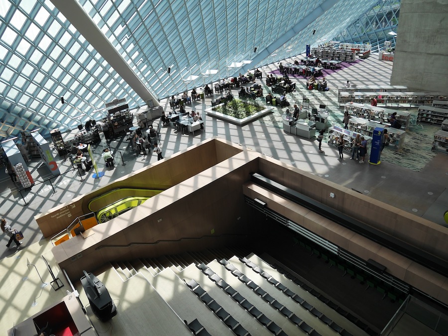 3階「living room」でくつろぐ人たち。ひだまりが気持ち良い。