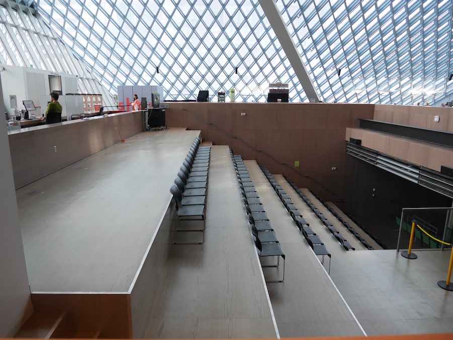 天井を抜いたホール。