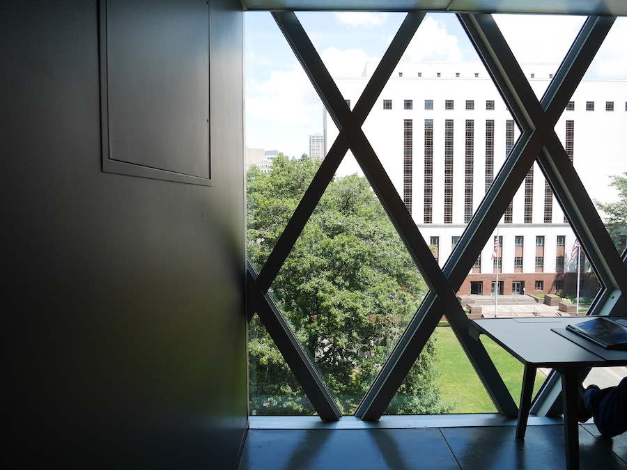 東側には1940年に建てられた裁判所が見える。