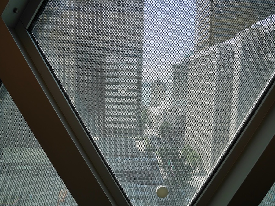 西側にはビル越しにかろうじて海が見える。