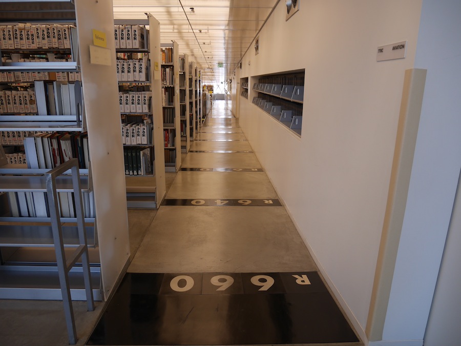 「spiral」のスロープ。棚の番号が床に示されている。