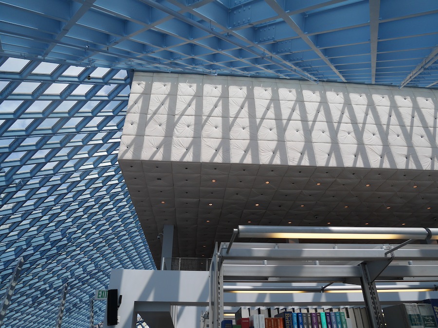 空の下にいる気分になる。