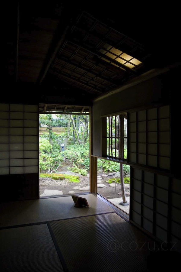 内部は非常に開放的で、客はお茶を戴きながら庭を楽しむことも出来る。