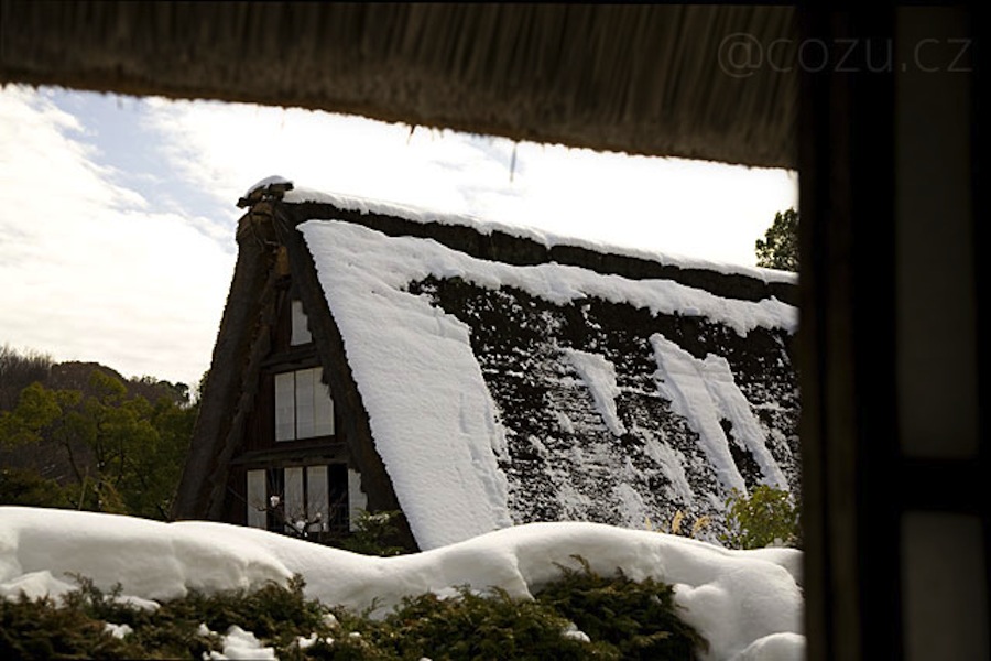 屋根が雪から見え隠れする