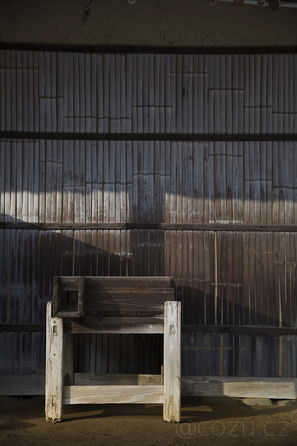 北村家住宅の台所側外壁仕上げは、軒の出が小さいため、土壁を風雨から守るために竹で覆っている