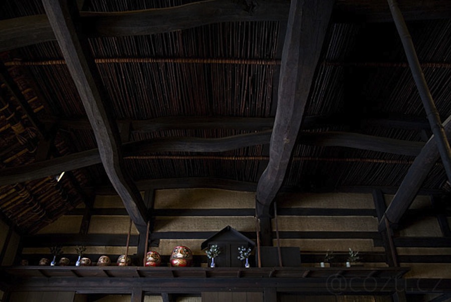 北村家住宅の曲がりくねった梁と神棚