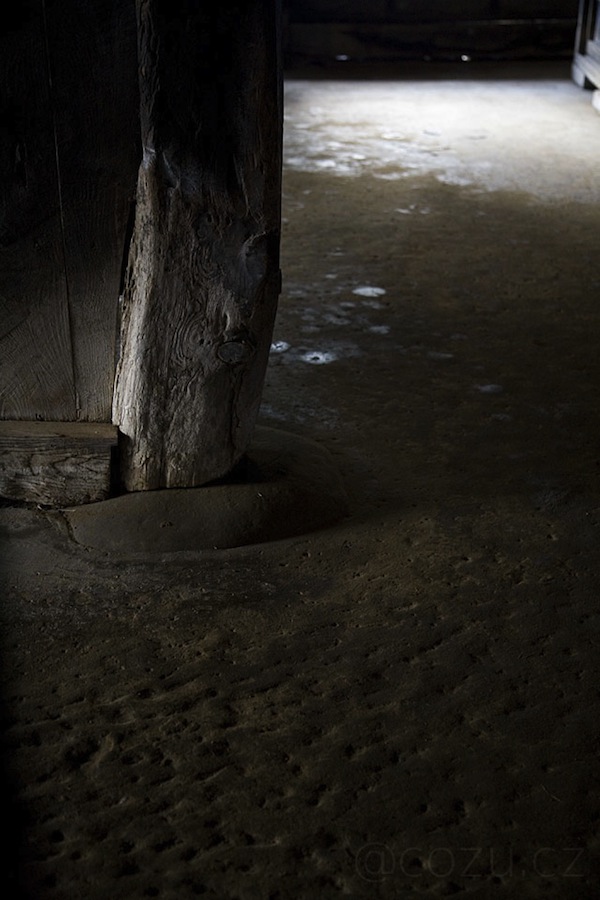 江向家の柱根元の曲がりっぷり