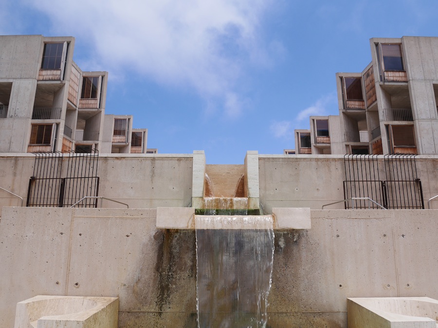 海側から見上げる