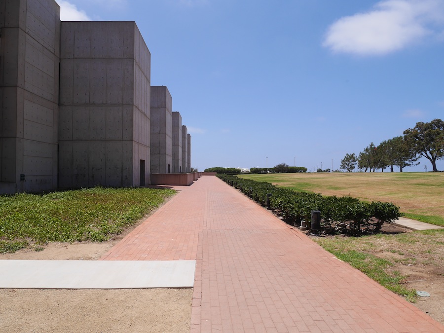 両翼のさらに外側を見る