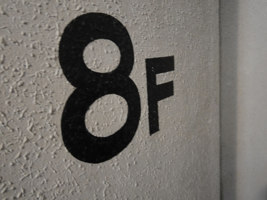 壁に直接階数が塗装されている。