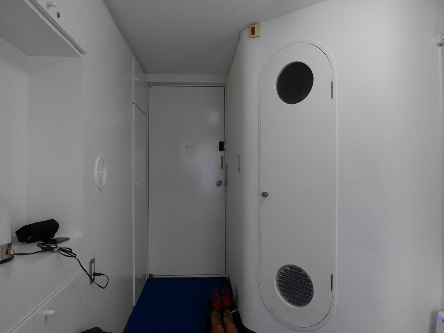 玄関まわり。ユニットバスのドアのデザインがとてもかわいい。