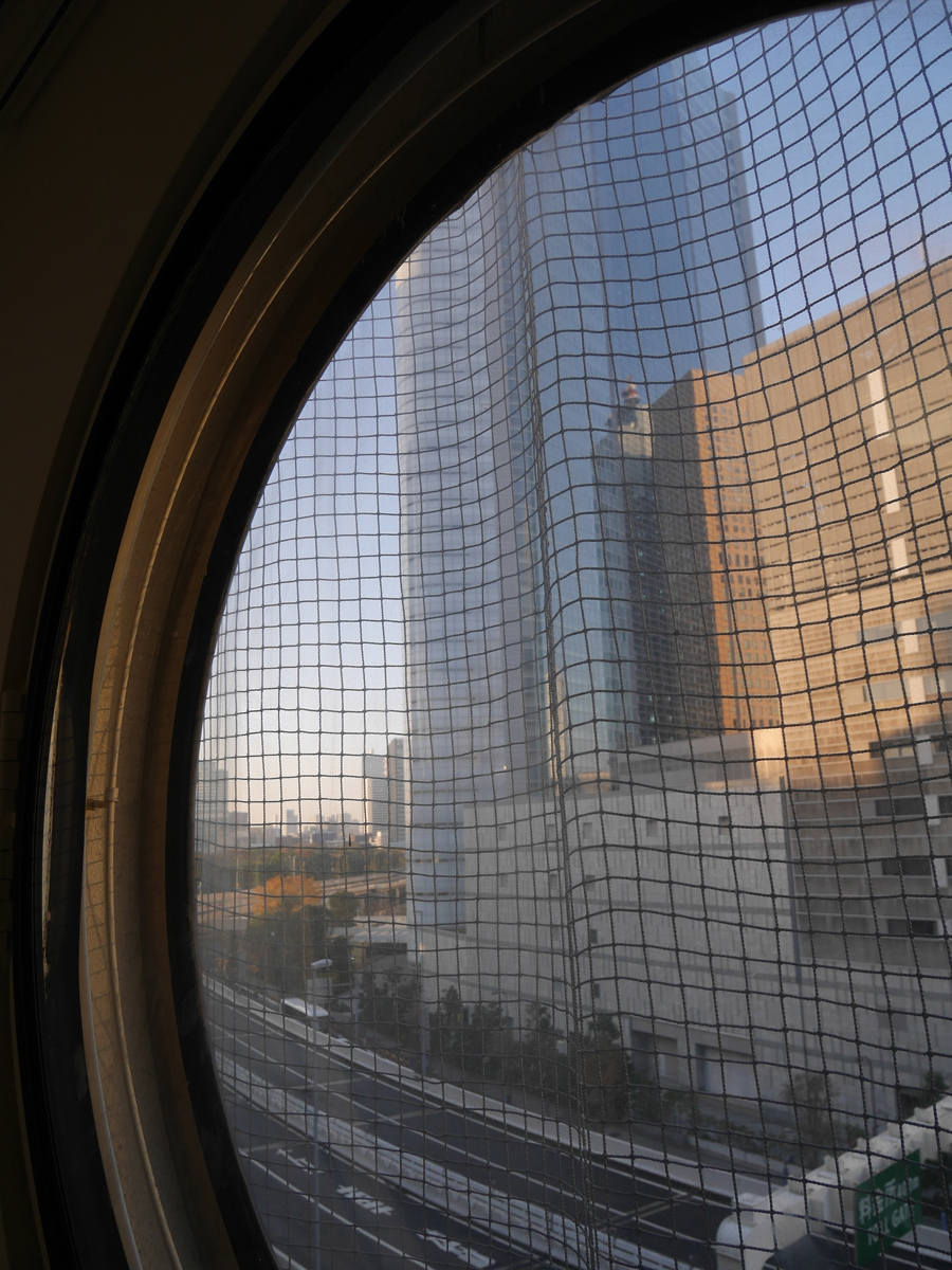 丸窓からは電通ビルが見える。