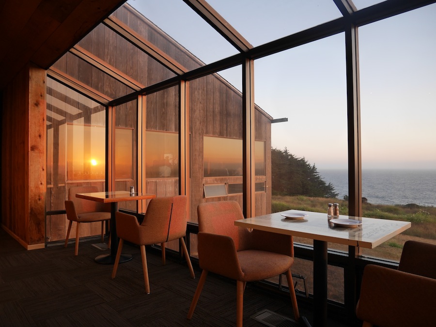 ロッジのレストラン