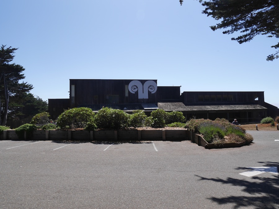 ロッジの外観 牛の角のようなシンボルマーク