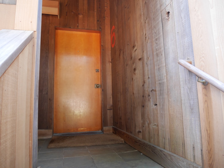 6号室のエントランス