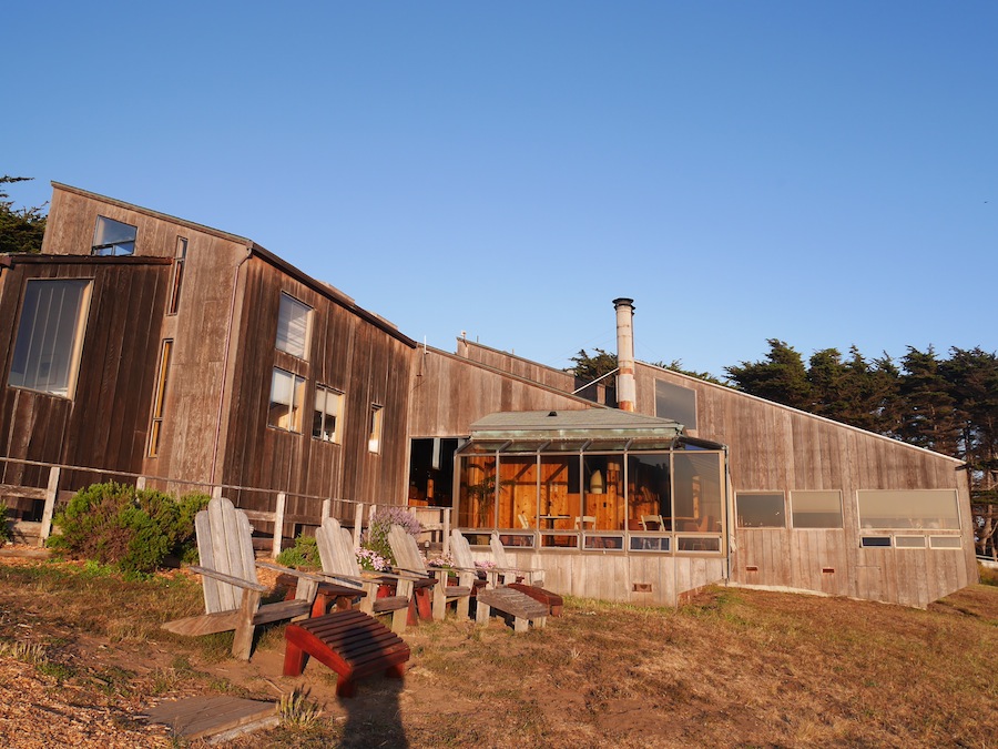 夕日を受けたロッジ