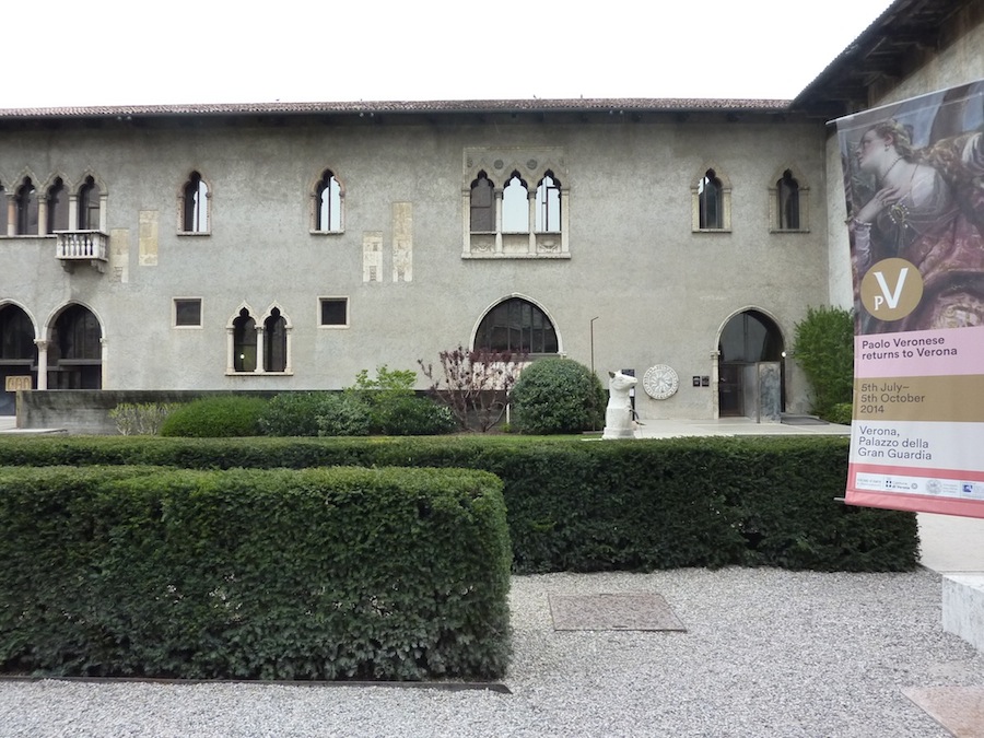 美術館メインの建物。右の隅に出入り口がある。