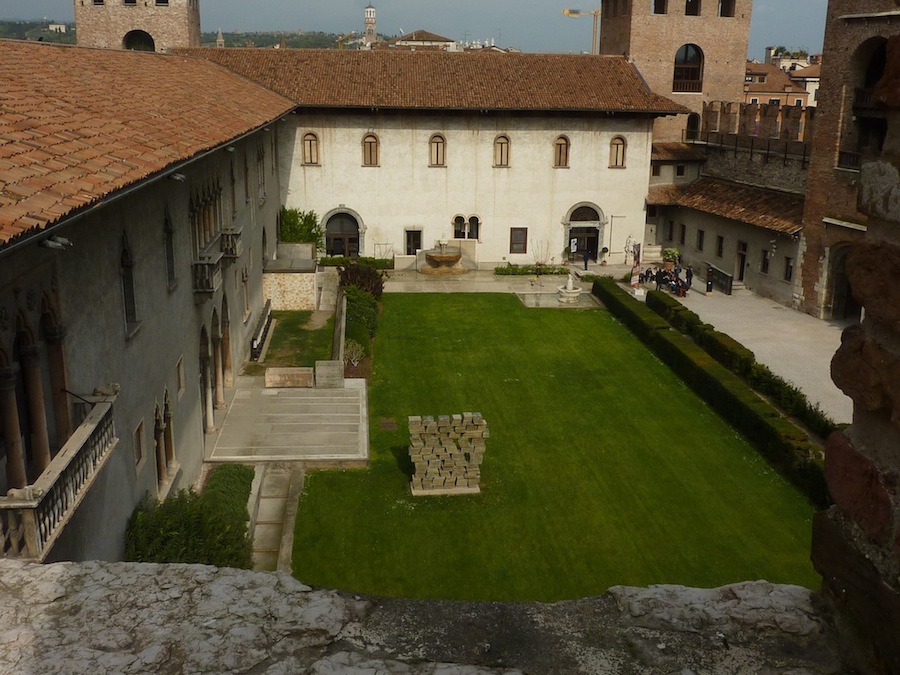 中庭を見下ろす。左側が美術館メインの建物。