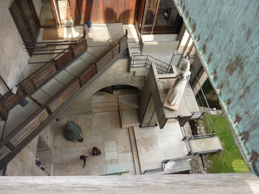 ヴォイド空間を見下ろす。動線が交差する場。