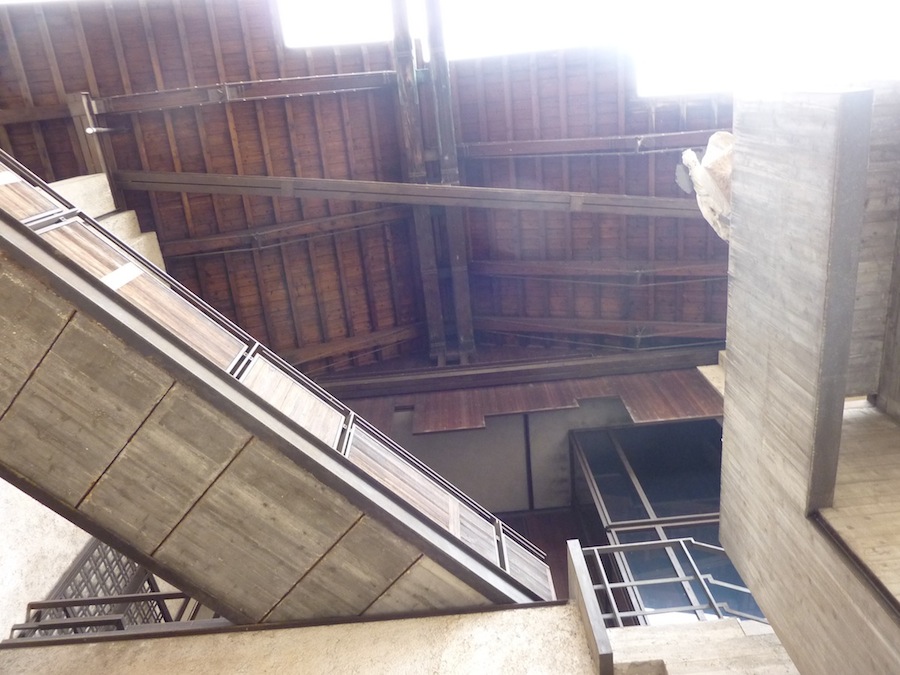 ヴォイド空間を見上げる。