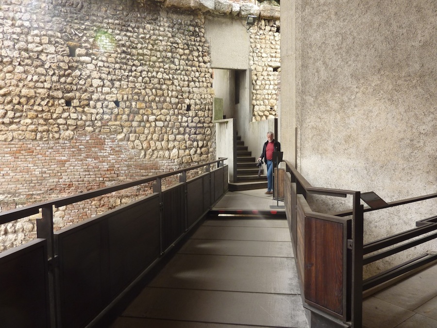 2 階ヴォイド空間を見る。