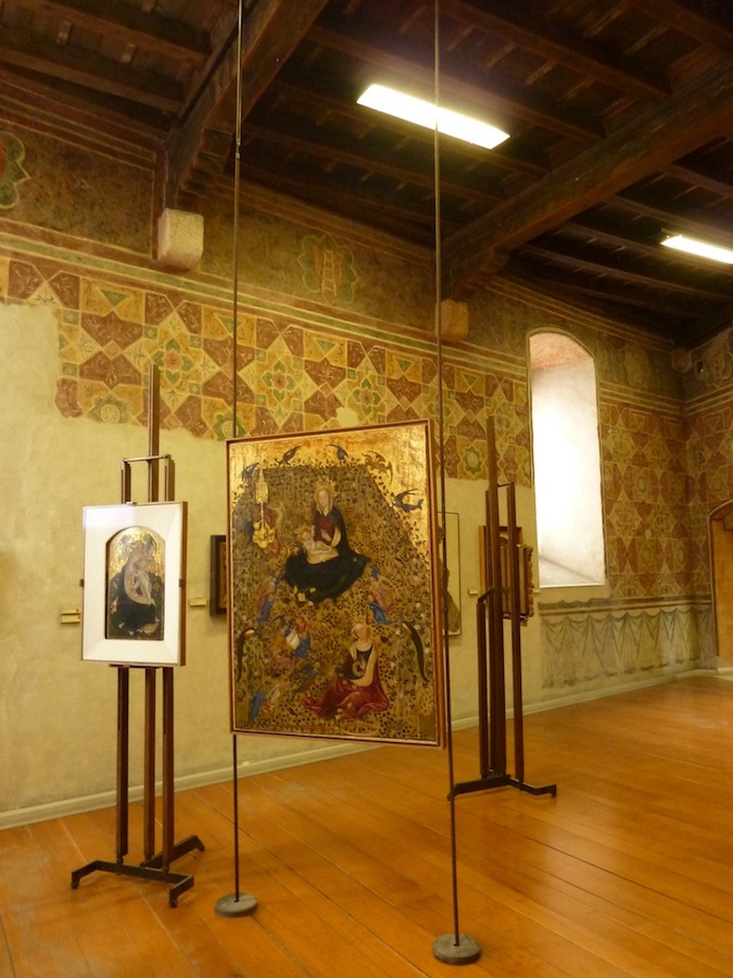 壁は当初のモザイク画。什器はデザインされている。