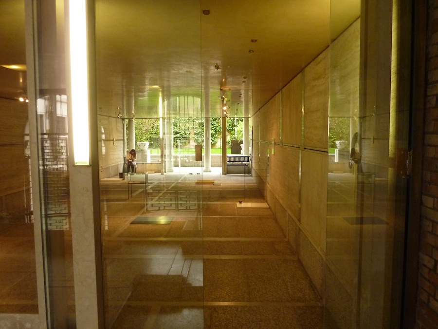 展示空間。奥に中庭が見える。