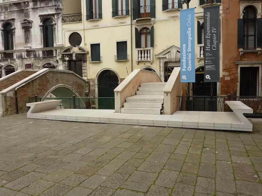 新しい橋。こちらから入る。