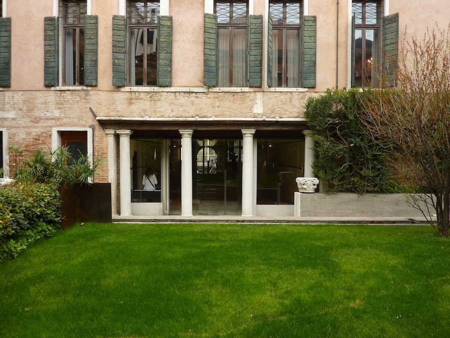 中庭から展示空間側を見る。