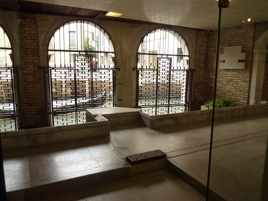 運河を感じられる内部空間