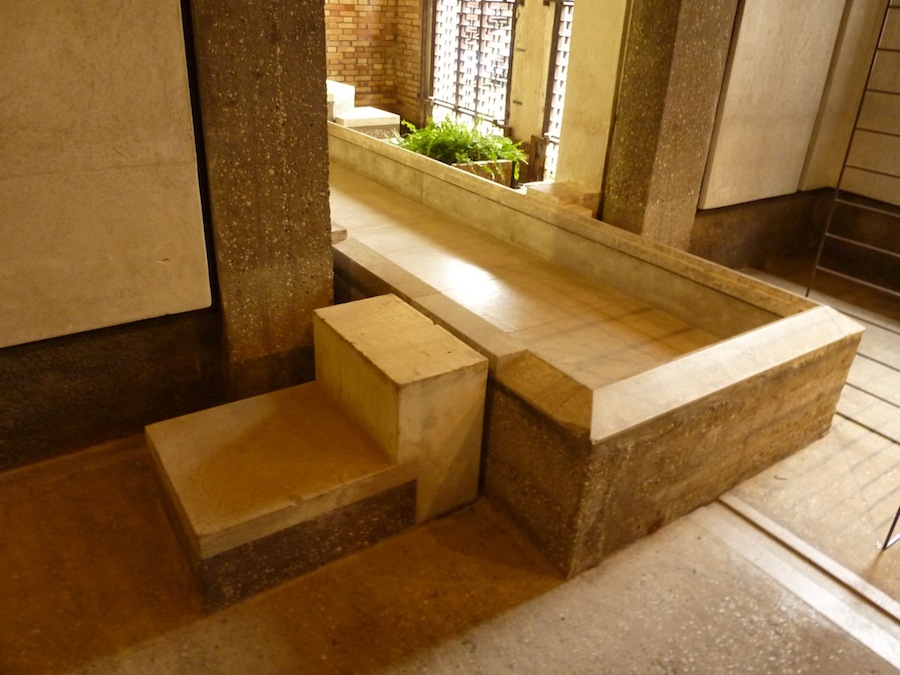 縁が立ち上がっている通路