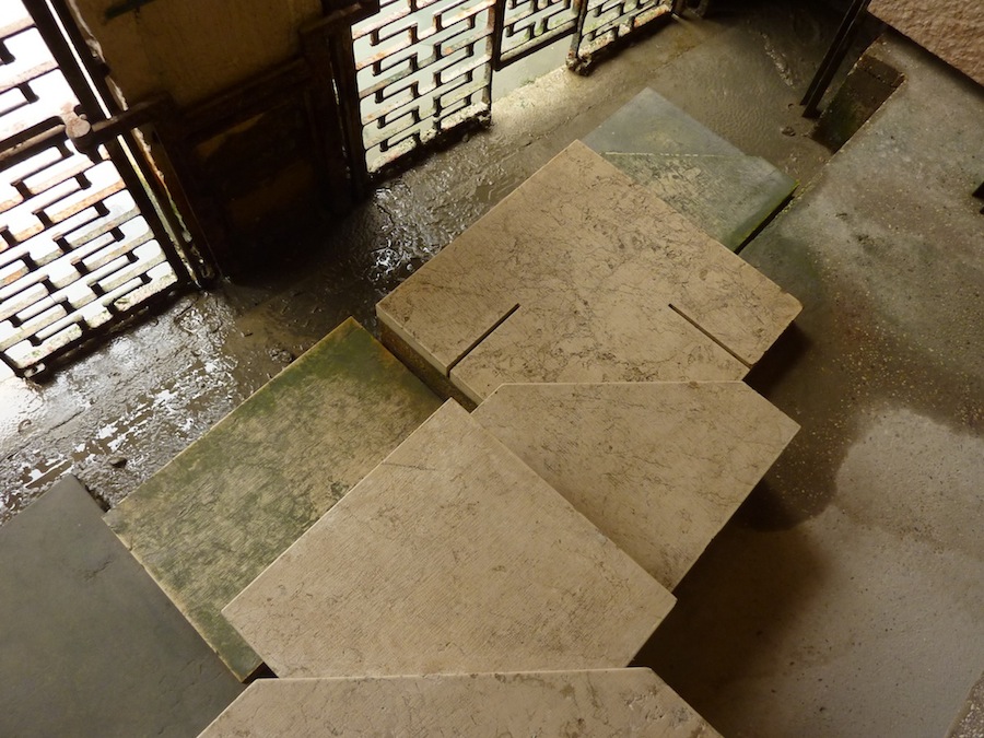 運河へ降りて行く階段