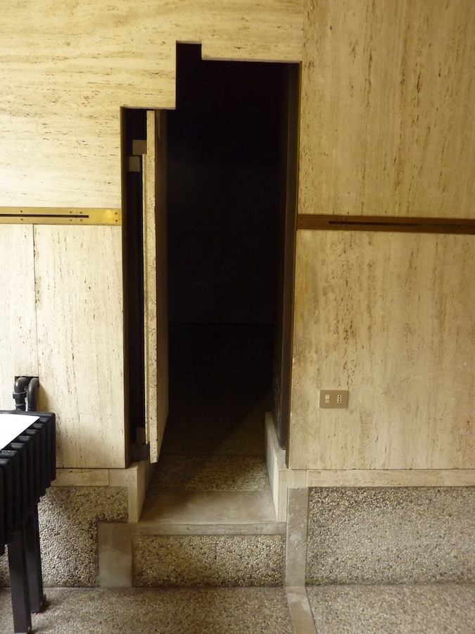 不思議な形のドア