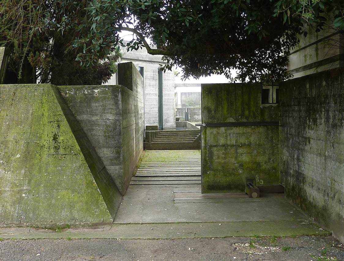 開いた門扉から中を見る