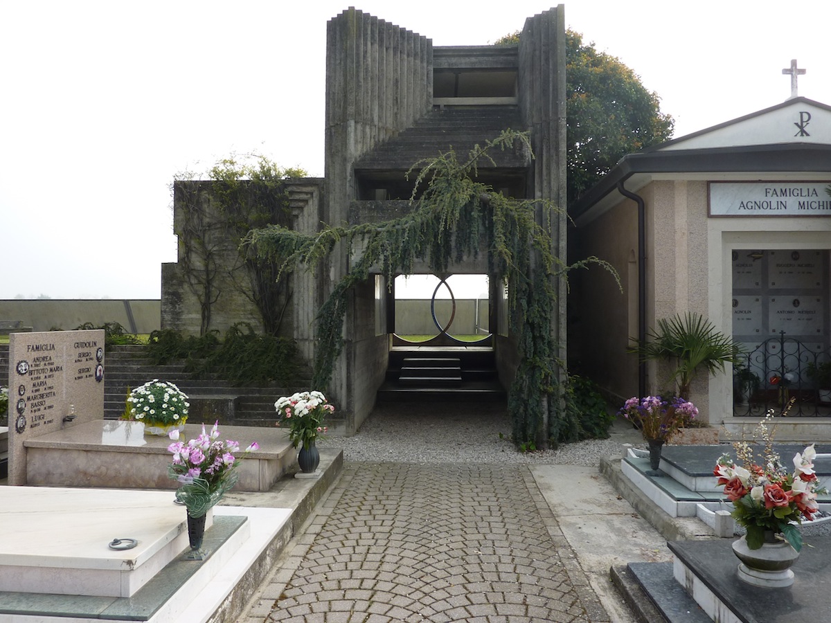 一般墓地側の入り口。こちらから入るのが順路。