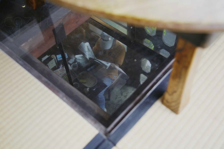 カヤバ珈琲の2階からアクリルの床を通して1階が見える